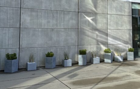 Zielone stopnie przy Rektoracie oraz doposażenie „kieszonki” na neofilologii