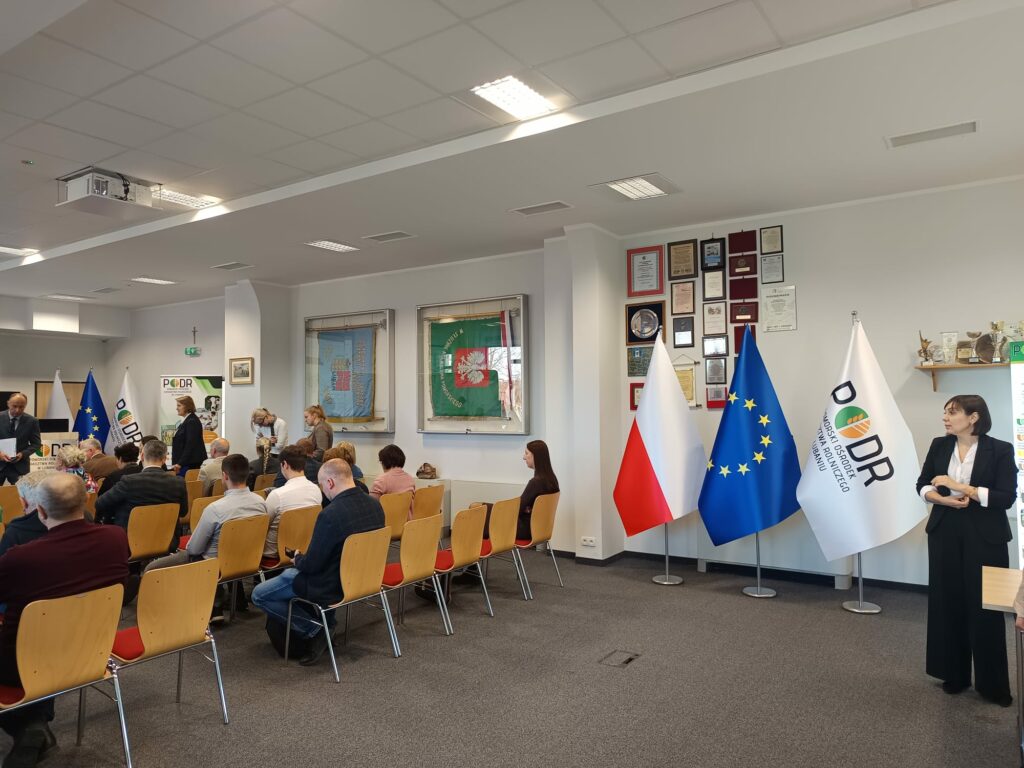 Sprawozdanie z konferencji „Budowanie lokalnej niezależności energetycznej” organizowanej przez Pomorski Ośrodek Doradztwa Rolniczego w Lubaniu, 27 listopada 2025 r.