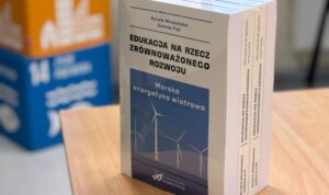 Publikacja „Edukacja na rzecz zrównoważonego rozwoju: morska energetyka wiatrowa” – efekt pracy słuchaczy studiów podyplomowych oraz współpracy z Polenergią