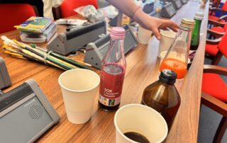 Przy długim stole, gdzie myśli stają się daniem głównym