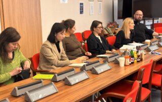 Przy długim stole, gdzie myśli stają się daniem głównym