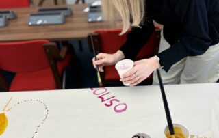 Przy długim stole, gdzie myśli stają się daniem głównym