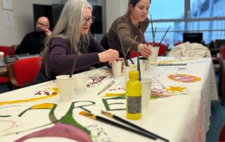 Przy długim stole, gdzie myśli stają się daniem głównym