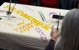 Przy długim stole, gdzie myśli stają się daniem głównym