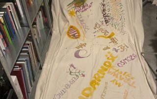 Przy długim stole, gdzie myśli stają się daniem głównym